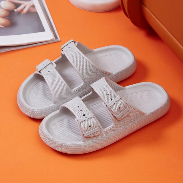 Sandalen mit Riemen und Schnalle