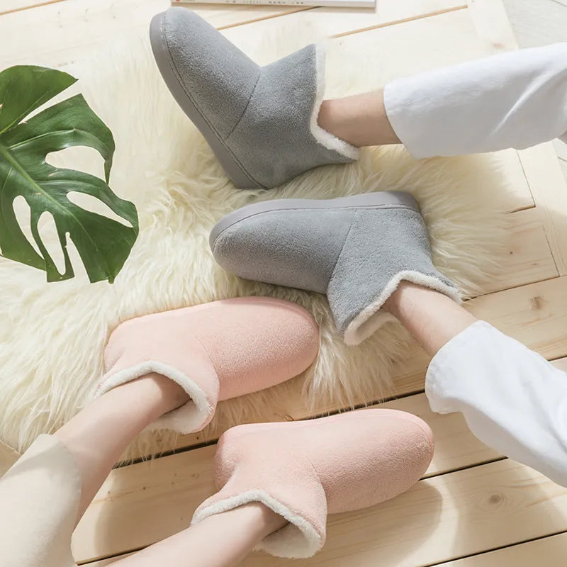 Samtige Kuscheltiere mit hohem V-Ausschnitt